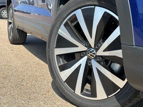 Used 2024 Volkswagen Taos SE w/ Panoramic Sunroof Package image 2