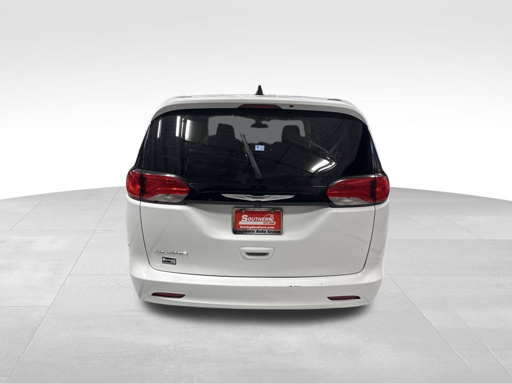Used 2022 Chrysler Voyager LX FWD image 5