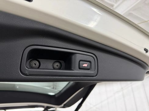 Used 2016 Honda Pilot Touring image 32