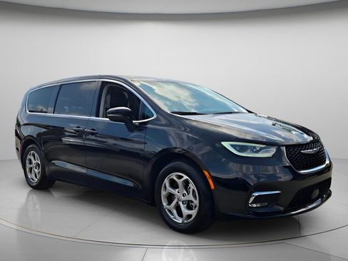 Used 2024 Chrysler Pacifica Limited FWD image 9