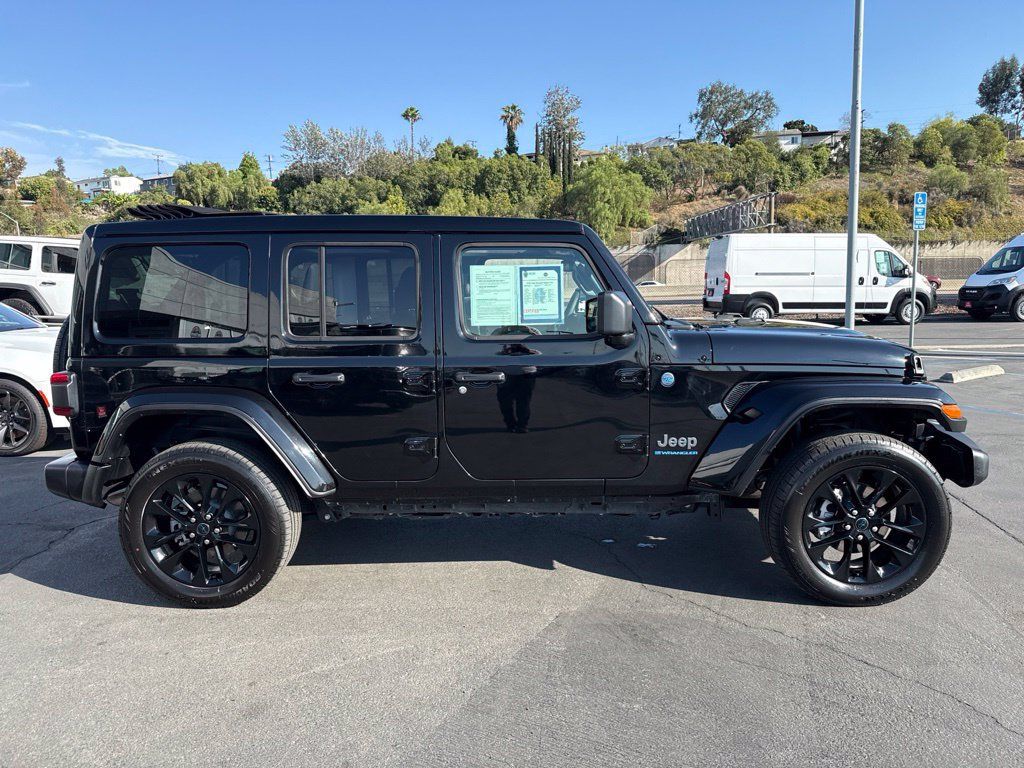 Certified 2025 Jeep Wrangler Unlimited Sahara w/ Safety Group AWD/4WD image 10