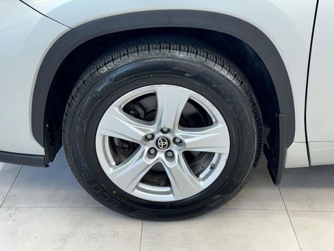Used 2023 Toyota Highlander LE AWD/4WD image 43