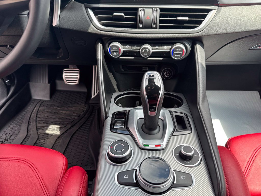 Used 2023 Alfa Romeo Giulia Veloce AWD/4WD image 42