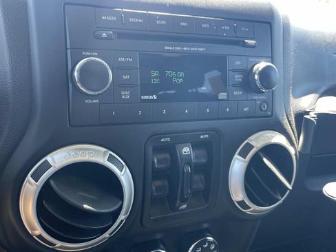 Used 2018 Jeep Wrangler Unlimited Sahara AWD/4WD image 17