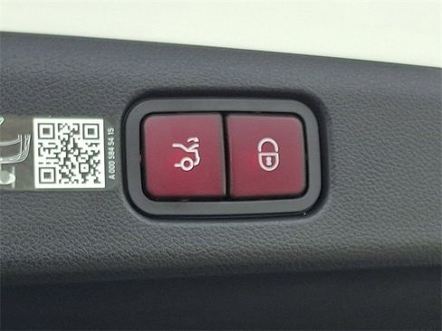 Used 2025 Mercedes-Benz E 450 4MATIC Sedan image 31