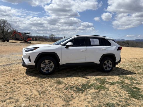 Used 2024 Toyota RAV4 XLE w/ Convenience Package AWD/4WD image 4