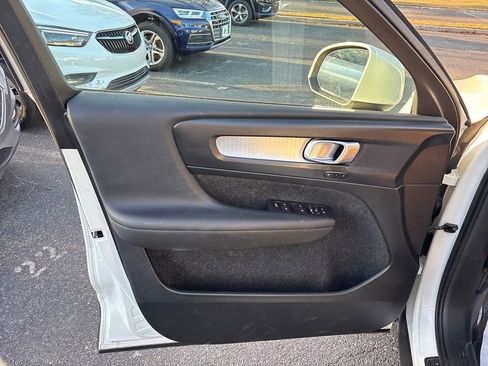 Used 2019 Volvo XC40 T5 Momentum image 14