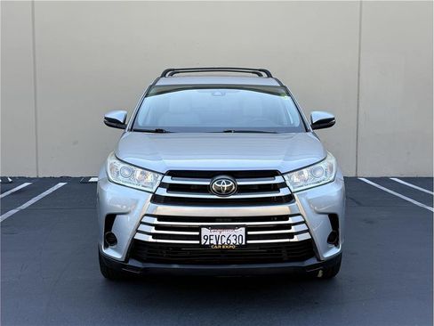 Used 2019 Toyota Highlander LE FWD image 3