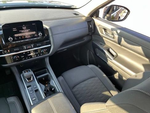 Used 2025 Nissan Pathfinder SV FWD image 11