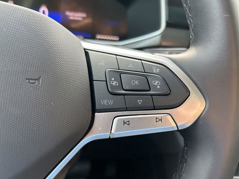 Certified 2025 Volkswagen Taos SE image 27