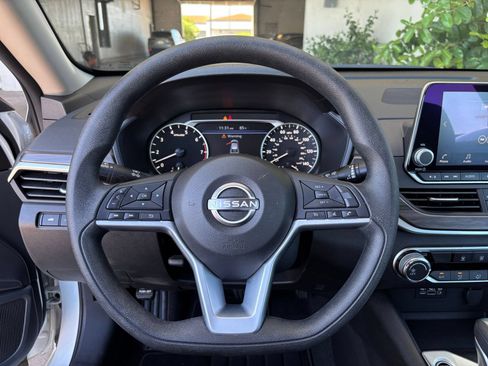 Used 2025 Nissan Altima 2.5 SV FWD image 29