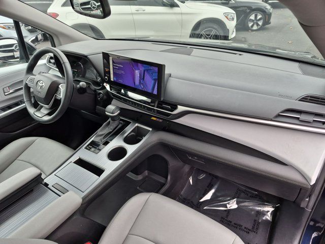 Used 2025 Toyota Sienna XLE AWD/4WD image 22