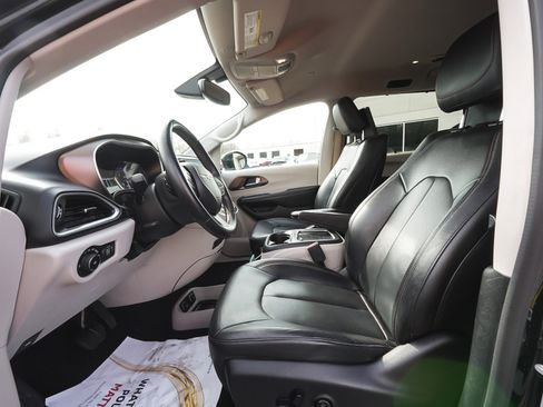 Used 2017 Chrysler Pacifica Touring-L Plus FWD image 31