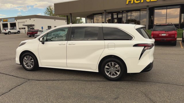 Used 2024 Toyota Sienna LE FWD image 6