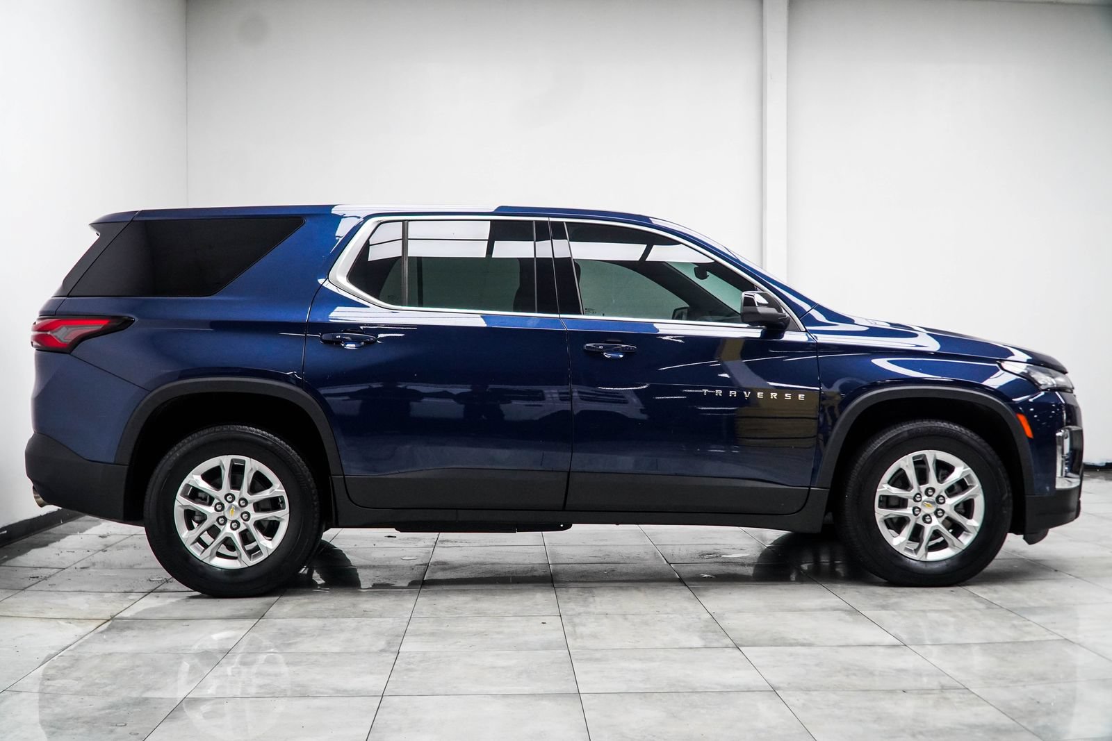 Used 2023 Chevrolet Traverse LS FWD image 7