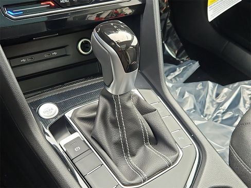 New 2025 Volkswagen Taos SE image 18