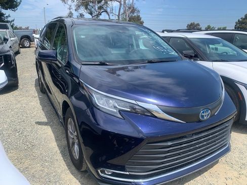 Used 2021 Toyota Sienna XLE w/ XLE Plus Package FWD image 4