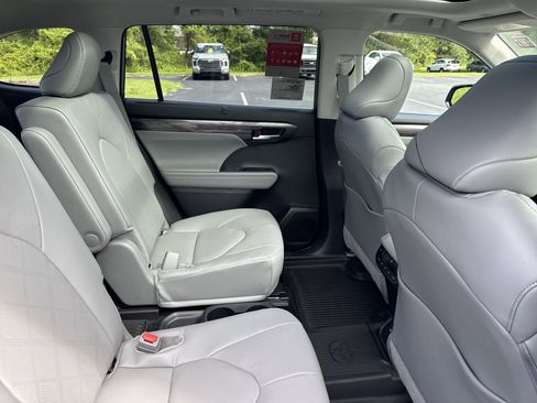 New 2025 Toyota Highlander AWD image 30