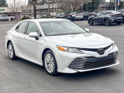 Used 2018 Toyota Camry XLE image 5