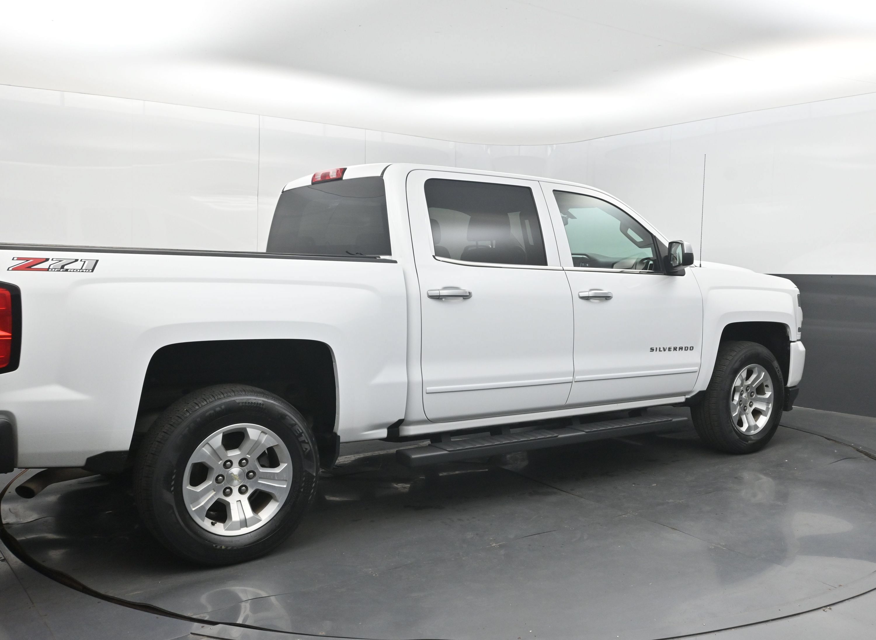 Used 2018 Chevrolet Silverado 1500 LT w/ All Star Edition AWD/4WD image 9