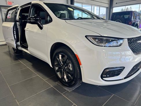 Used 2026 Chrysler Pacifica Select image 3