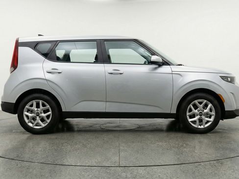 Used 2025 Kia Soul LX w/ LX Technology Package FWD image 9