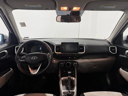 Used 2025 Hyundai Venue SEL FWD image 2