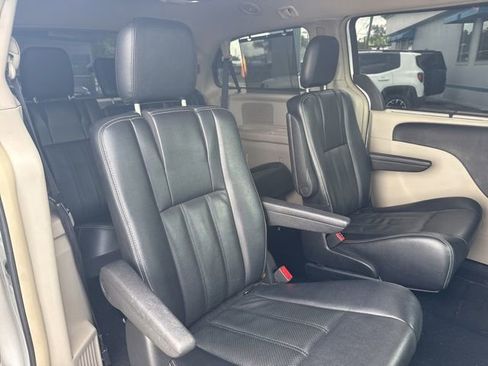 Used 2015 Chrysler Town & Country Touring-L FWD image 5