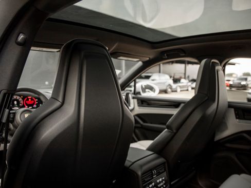 New 2025 Porsche Cayenne S AWD/4WD image 27