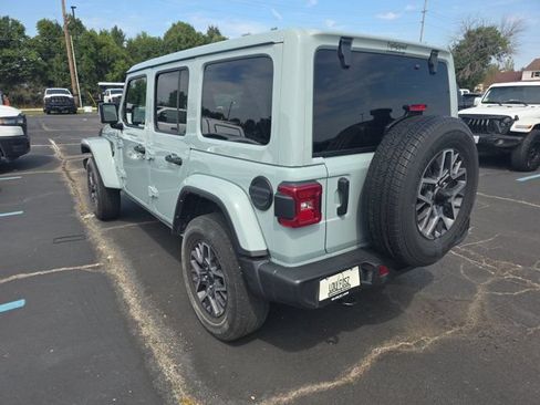 Used 2024 Jeep Wrangler Unlimited Sahara w/ Technology Group AWD/4WD image 3