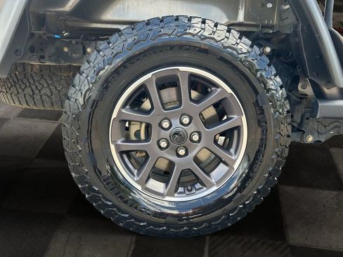 Used 2021 Jeep Gladiator Overland AWD/4WD image 12