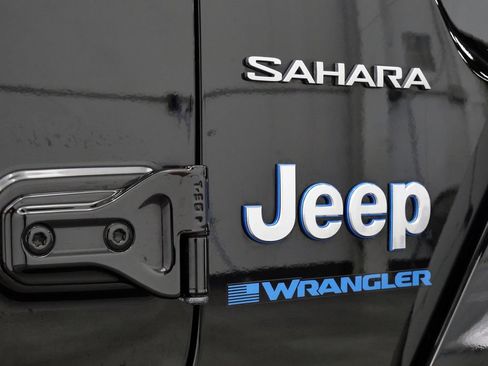 Used 2023 Jeep Wrangler Unlimited Sahara w/ Cold Weather Group AWD/4WD image 9
