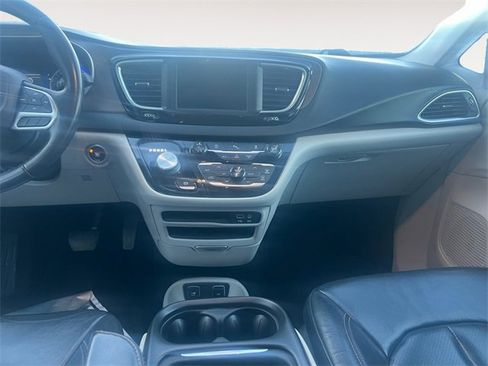 Used 2018 Chrysler Pacifica Touring-L image 11