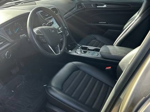 Used 2018 Ford Fusion SE w/ Equipment Group 201A FWD image 5