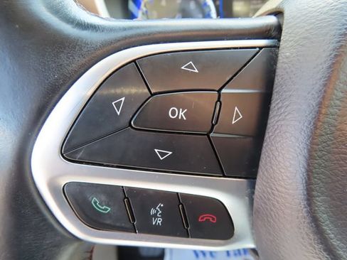 Used 2017 Chrysler Pacifica Touring-L FWD image 17