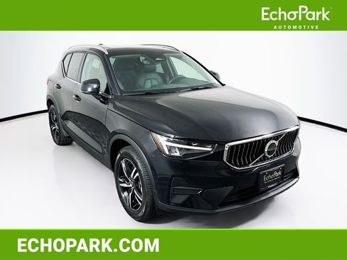 Used 2025 Volvo XC40 B5 Core image 1