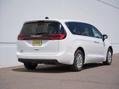 Used 2023 Chrysler Pacifica Touring-L FWD image 3