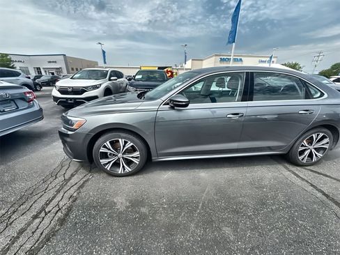Used 2022 Volkswagen Passat 2.0T SE image 3