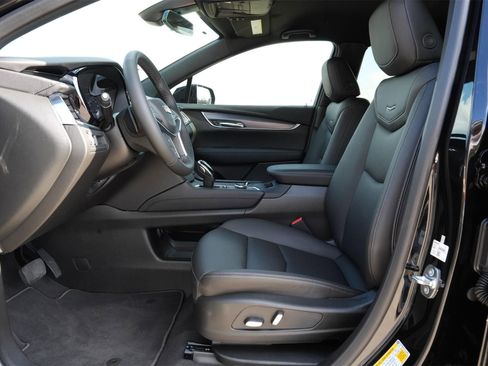 New 2026 Cadillac XT5 Luxury w/ LPO, ONYX Package image 18