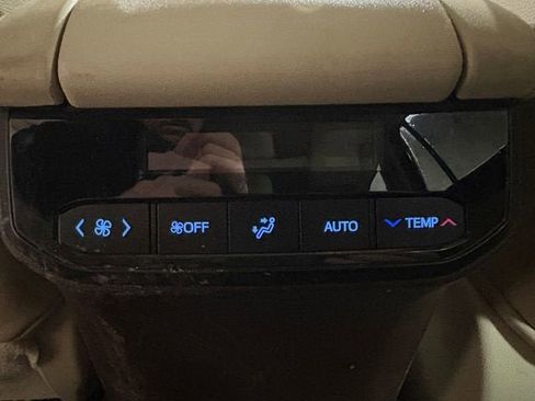 Used 2020 Toyota Highlander XLE image 28