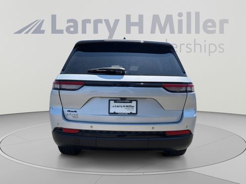 Used 2022 Jeep Grand Cherokee Altitude AWD/4WD image 4