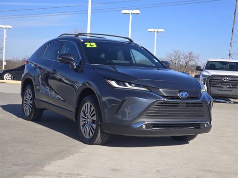 Used 2023 Toyota Venza XLE image 3
