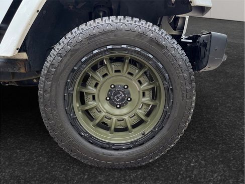 Used 2016 Jeep Wrangler Unlimited Rubicon AWD/4WD image 12