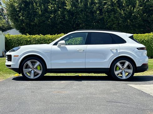 Certified 2025 Porsche Cayenne GTS AWD/4WD image 2