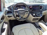 Used 2017 Chrysler Pacifica Touring-L image 5