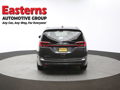Used 2023 Chrysler Pacifica Touring-L image 38