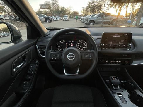 Used 2024 Nissan Rogue SV image 11