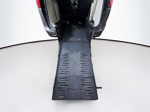 Used 2017 Chrysler Pacifica Touring-L image 37