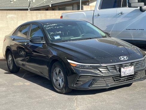 Used 2025 Hyundai Elantra SE FWD image 2