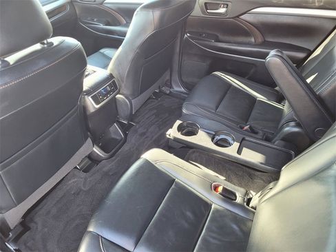 Used 2019 Toyota Highlander XLE image 11